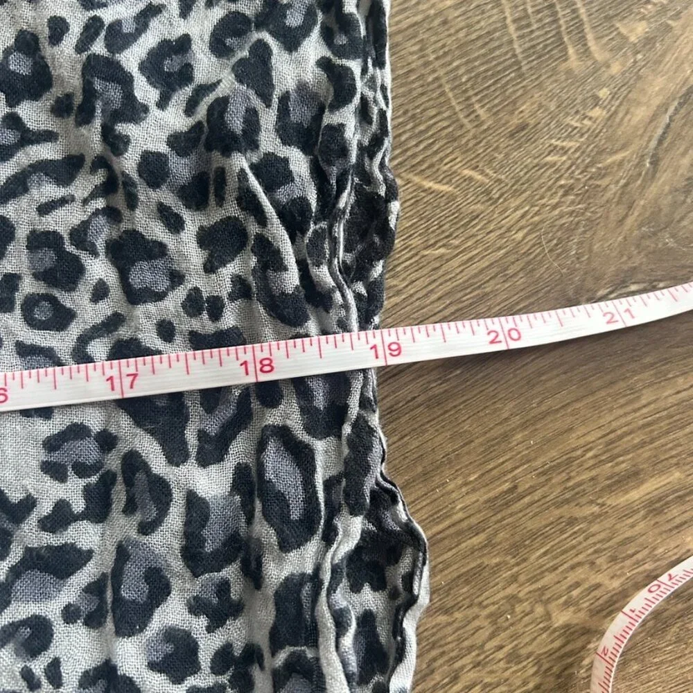 Lightweight leopard scarf - Picture 4 of 4